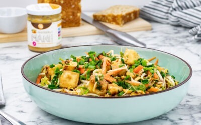 Fideos zucchini con salsa de mantequilla de maní picante